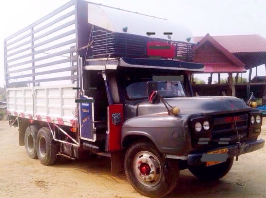 ISUZU TX 165 HP 6BD1 รถหัวยาว 10 ล้อเพลาเดียว กระบะเหล็กคอกเกษตรความยาว 6 เมตรสภาพสวยพร้อมบรรทุกหนักได้เลย เครื่องแรงดีมากครับ หัวเก๋งบางเดิมดีไม่ผุภายในคอนโซลครบพร้อม พวงมาลัยเพาเวอร์ ระบบเบรคทริ๊ปฟี้ ช่วงล่างเพลาเดียวเพลาเดิม คัชซีไม่ผุสภาพดี ยาง 10 เส้