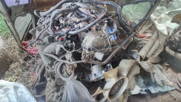 ขายเครื่อง sr 20 ฝาขาวขับหลัง ขายเครื่อง sr 20 ฝาขาวขับหลัง