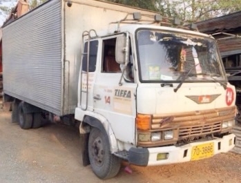 HINO FD 168 HP EH700 รถบรรทุกหกล้อตู้แห้ง 2 บานความยาว 5 เมตรสภาพดีพร้อมใช้งานได้เลยครับ เครื่องยนต์แน่นแรงดีไม่มีเยิ้มยังไม่แจ้งลงเล่มนะครับ หัวเก๋งสวยไม่มีผุภายในเก๋งคอนโซลสวยครบ พวงมาลัยเพาเวอร์ ช่วงล่างแน่นดีคัชซีสวยไม่มีบวม ยาง 8.25 ขอบ 16 สภาพดี 65\%
