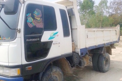 HINO FC 185 HP HO7C หกล้อดั๊มพ์ กระบะดั๊เหล็ก 4 ตันความยาว 3.60 เมตรสภาพดีสวยพร้อมบรรทุกได้เลยครับ เครื่องยนต์ 185 แรงแห้งดีแรงดีไม่มีเยิ้ม หัวเก๋งสมอเงินอย่างสวยยังไม่แจ้งลงเล่มนะครับ ภายในเก๋งคอนโซลสวยครบ แอร์เย็น พวงมาลัยเพาเวอร์ ระบบเบรคทริ๊ปฟี้ครบครั