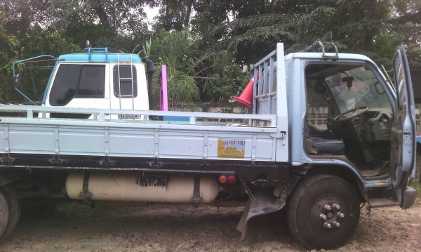 ขายด่วน รถ 6 ล้อ ขนาดกลาง  ยี่ห้อ ISUZU  NPR  120 แรง  เครื่องยนต์ 4 สูบ  ติดแก๊ส NGV   สนใจ โทร 081- 3848169   คมศักดิ์  เผ่าพงศ์ษา