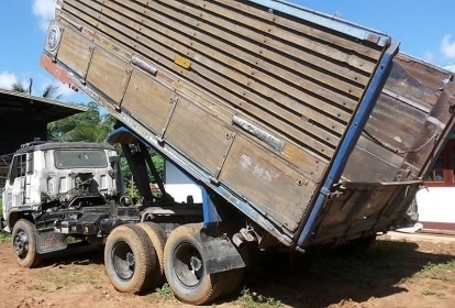 ISUZU JCM 175 HP 6BG1 สิบล้อดั๊มพ์เพลาเดียว กระบะดั๊มพ์ไม้คอกสูงเกษตรพื้นเหล็กสภาพดีพร้อมบรรทุกได้เลยครับ เครื่องยนต์ 175 แรงลงเล่มครบพร้อมเครื่องแรงดีแห้งดีไม่เยิ้ม หัวเก๋งเดิมๆมีผุบ้างภายในคอนโซลยังอยู่ พวงมาลัยเพาเวอร์ เบรคลม ช่วงล่างคัชซีมีดามไว้อย่าง