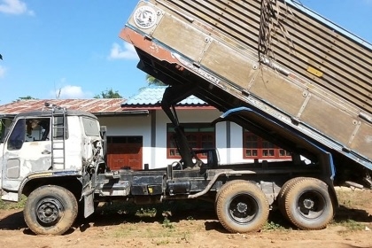 ISUZU JCM 175 HP 6BG1 สิบล้อดั๊มพ์เพลาเดียว กระบะดั๊มพ์ไม้คอกสูงเกษตรพื้นเหล็กสภาพดีพร้อมบรรทุกได้เลยครับ เครื่องยนต์ 175 แรงลงเล่มครบพร้อมเครื่องแรงดีแห้งดีไม่เยิ้ม หัวเก๋งเดิมๆมีผุบ้างภายในคอนโซลยังอยู่ พวงมาลัยเพาเวอร์ เบรคลม ช่วงล่างคัชซีมีดามไว้อย่าง ISUZU JCM 175 HP 6BG1 สิบล้อดั๊มพ์เพลาเดียว กระบะดั๊มพ์ไม้คอกสูงเกษตรพื้นเหล็กสภาพดีพร้อมบรรทุกได้เลยครับ เครื่องยนต์ 175 แรงลงเล่มครบพร้อมเครื่องแรงดีแห้งดีไม่เยิ้ม หัวเก๋งเดิมๆมีผุบ้างภายในคอนโซลยังอยู่ พวงมาลัยเพาเวอร์ เบรคลม ช่วงล่างคัชซีมีดามไว้อย่าง