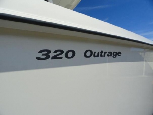 2014 Boston Whaler 320 Outrage