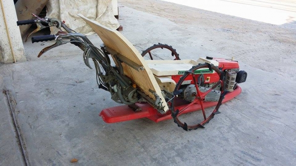 รถดำนา YANMAR รุ่น YP220 เก่าญี่ปุ่น  ดำนา 2 แถว  ขนาดกระทัดรัด สภาพสวย เครื่องยนต์ติดง่าย สภาพพร้อมใช้งาน