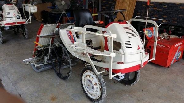 รถดำนานั่งขับ เก่าญี่ปุ่น  MITSUBISHI  รุ่น  MPR4H  ดำนา 4 แถว มีชั้นวางกล้าด้านข้าง สภาพสวย