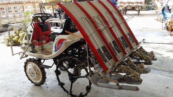 รถดำนานั่งขับ เก่าญี่ปุ่น  MITSUBISHI  รุ่น  MPR4H  ดำนา 4 แถว มีชั้นวางกล้าด้านข้าง สภาพสวย