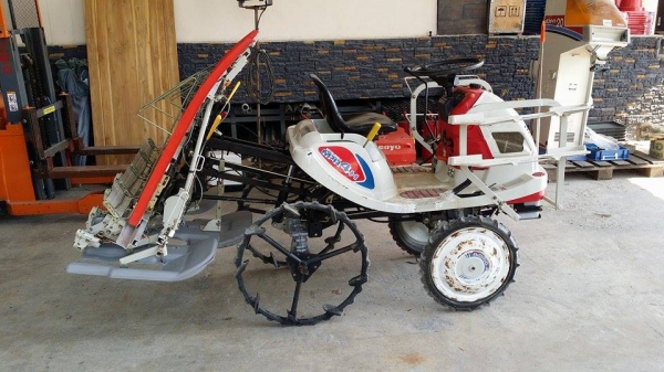 รถดำนานั่งขับ เก่าญี่ปุ่น  MITSUBISHI  รุ่น  MPR4H  ดำนา 4 แถว มีชั้นวางกล้าด้านข้าง สภาพสวย