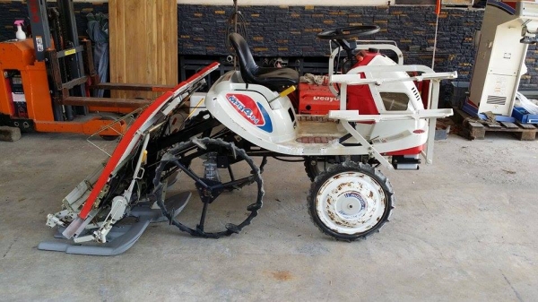 รถดำนานั่งขับ เก่าญี่ปุ่น  MITSUBISHI  รุ่น  MPR4H  ดำนา 4 แถว มีชั้นวางกล้าด้านข้าง สภาพสวย