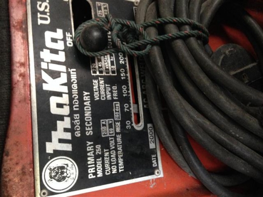 ตู้เชื่อม มากิต้า  200 เก็บใว้ไม่ได้ใช้ 3600