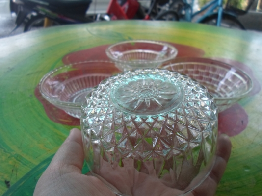 ถ้วยขนม งานเก่า มงกุฎ กับตัวเอส ขายใบละ 50 บาท มี 12 ใบ