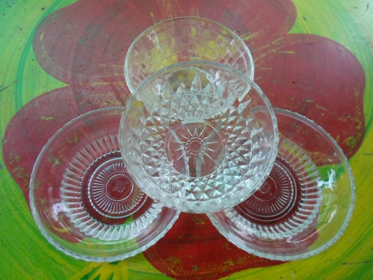 ถ้วยขนม งานเก่า มงกุฎ กับตัวเอส ขายใบละ 50 บาท มี 12 ใบ