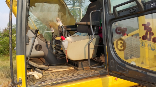 ขายรถแบคโฮ KOMATSU PC-200-8 ปี.2006  เล่มทะเบียน 15000  กว่า ช.ม ราคา.1500000 ต่อรองคับ สนใจโทรจองเลย