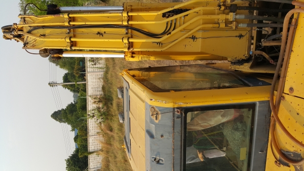 ขายรถแบคโฮ KOMATSU PC-200-8 ปี.2006  เล่มทะเบียน 15000  กว่า ช.ม ราคา.1500000 ต่อรองคับ สนใจโทรจองเลย