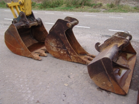 ขุดล้อยาง PW180-7K #K4**** 2006Y Tel : 098-858-5524 (Line), 092-269-9262 สามภพครับ