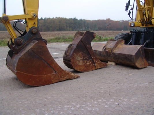 ขุดล้อยาง PW180-7K #K4**** 2006Y Tel : 098-858-5524 (Line), 092-269-9262 สามภพครับ