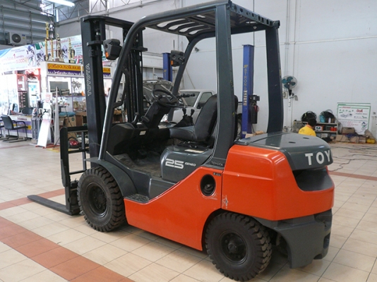 ขายรถโฟล์คลิฟท์มือสอง toyota รุ่น 8FG25 ราคา 355,000 บาท นำเข้าจากประเทศญี่ปุ่น 100\% ไม่เคยใช้งานในไทย