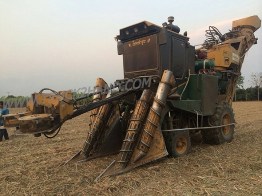 ขายรถตัดอ้อย AUSTOFT รุ่น 7000 หมายเลขตัวรถ 7215 เลขเครื่อง SA6D108-1-38791 ขายรถตัดอ้อย AUSTOFT รุ่น 7000 หมายเลขตัวรถ 7215 เลขเครื่อง SA6D108-1-38791