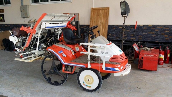 รถดำนานั่งขับ KUBOTA รุ่น SPA4 เก่าญี่ปุ่น ดำนา 4 แถว มีกล่องหยอดปุ๋ยด้านท้าย สภาพสวย เครื่องยนต์ติดง่าย สภาพสวยพร้อมใช้งาน รถดำนานั่งขับ KUBOTA รุ่น SPA4 เก่าญี่ปุ่น ดำนา 4 แถว มีกล่องหยอดปุ๋ยด้านท้าย สภาพสวย เครื่องยนต์ติดง่าย สภาพสวยพร้อมใช้งาน