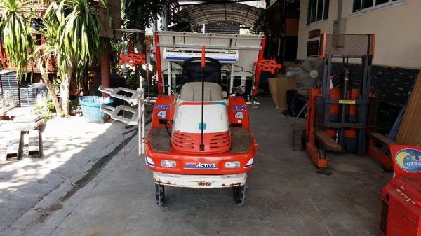 รถดำนานั่งขับ KUBOTA รุ่น SPA4 เก่าญี่ปุ่น ดำนา 4 แถว มีกล่องหยอดปุ๋ยด้านท้าย สภาพสวย เครื่องยนต์ติดง่าย สภาพสวยพร้อมใช้งาน รถดำนานั่งขับ KUBOTA รุ่น SPA4 เก่าญี่ปุ่น ดำนา 4 แถว มีกล่องหยอดปุ๋ยด้านท้าย สภาพสวย เครื่องยนต์ติดง่าย สภาพสวยพร้อมใช้งาน