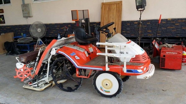 รถดำนานั่งขับ KUBOTA รุ่น SPA4 เก่าญี่ปุ่น ดำนา 4 แถว มีกล่องหยอดปุ๋ยด้านท้าย สภาพสวย เครื่องยนต์ติดง่าย สภาพสวยพร้อมใช้งาน รถดำนานั่งขับ KUBOTA รุ่น SPA4 เก่าญี่ปุ่น ดำนา 4 แถว มีกล่องหยอดปุ๋ยด้านท้าย สภาพสวย เครื่องยนต์ติดง่าย สภาพสวยพร้อมใช้งาน