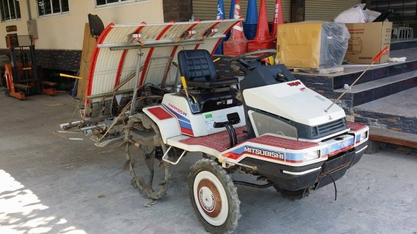 รถปลูกข้าวนั่งขับ MITSUBISHI รุ่น MPR55H เก่าญี่ปุ่น ดำนา 5 แถว สภาพสวย เครื่องยนต์ติดง่าย สภาพสวยพร้อมใช้งาน รถปลูกข้าวนั่งขับ MITSUBISHI รุ่น MPR55H เก่าญี่ปุ่น ดำนา 5 แถว สภาพสวย เครื่องยนต์ติดง่าย สภาพสวยพร้อมใช้งาน