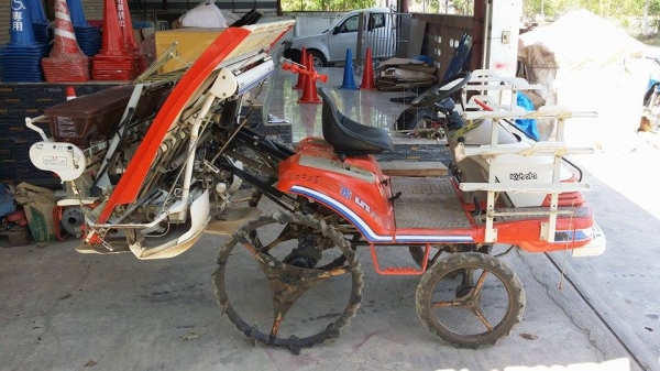 รถปลูกข้าวนั่งขับ KUBOTA  รุ่น SPA5  เก่าญี่ปุ่น  ดำนา 5 แถว มีกล่องหยอดปุ๋ยด้านท้าย สภาพสวยพร้อมใช้งาน