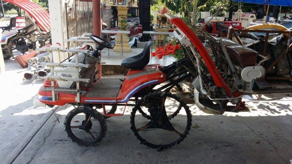 รถปลูกข้าวนั่งขับ KUBOTA  รุ่น SPA5  เก่าญี่ปุ่น  ดำนา 5 แถว มีกล่องหยอดปุ๋ยด้านท้าย สภาพสวยพร้อมใช้งาน