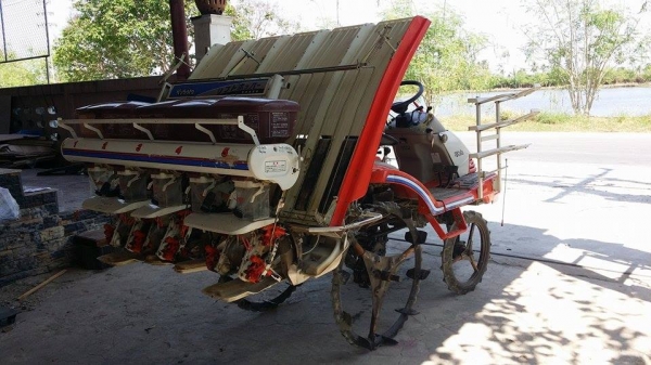 รถปลูกข้าวนั่งขับ KUBOTA  รุ่น SPA5  เก่าญี่ปุ่น  ดำนา 5 แถว มีกล่องหยอดปุ๋ยด้านท้าย สภาพสวยพร้อมใช้งาน