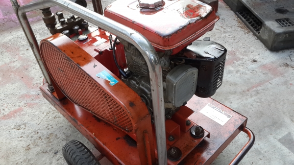 ปั้มฉีดยา สามสูบตัวใหญ่ๆ รหัส J - 14