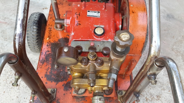 ปั้มฉีดยา สามสูบตัวใหญ่ๆ รหัส J - 14