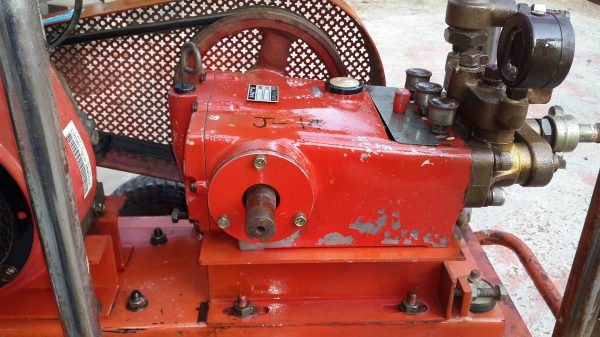 ปั้มฉีดยา สามสูบตัวใหญ่ๆ รหัส J - 14