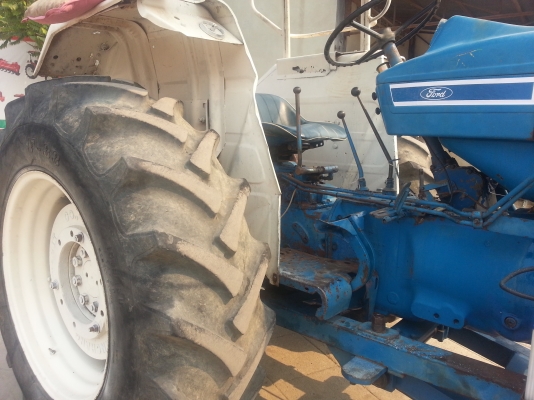 แทรกเตอร์ฟอร์ด T 6 พร้อมใบมีดดันหน้า...เล่มทะเบียนพร้อม