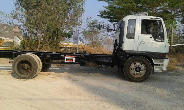 ขายรถบรรทุก 6 ล้อหัวคัสซี HINO FF 195 แรงม้า ยาง 900 ความยาวสเป็กต่อเป็นรถดัมพ์ได้เลย ราคา 550000