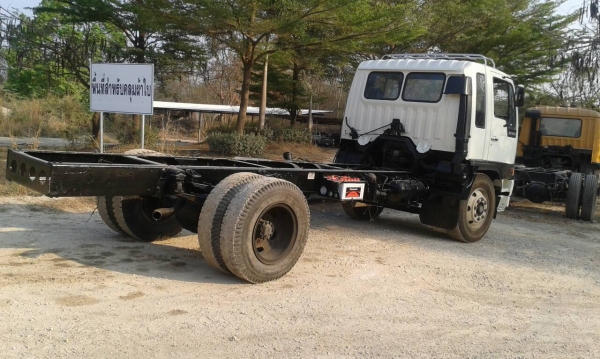 ขายรถบรรทุก 6 ล้อหัวคัสซี HINO FF 195 แรงม้า ยาง 900 ความยาวสเป็กต่อเป็นรถดัมพ์ได้เลย ราคา 550000