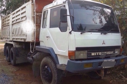 MITSUBISHI FUSO FN527S TURBO - 220 HP 6D16 TF 5006 สิบล้อดั๊มพ์ 2 เพลา กระบะดั๊มพ์เหล็ก 12 ตันของสามมิตรลอนเฉียงสภาพดีสวยพร้อมบรรทุกได้เลย เครื่องยนต์แรงดีเดิมๆ เกียร์ LOW-HI 10 SPEED ภายในเก๋งคอนโซลสวยครบ แอร์ พวงมาลัยเพาเวอร์ ระบบเบรคทริ๊ป ช่วงล่างคัชซี