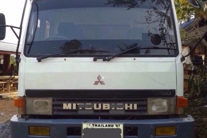 MITSUBISHI FUSO FN527S TURBO - 220 HP 6D16 TF 5006 สิบล้อดั๊มพ์ 2 เพลา กระบะดั๊มพ์เหล็ก 12 ตันของสามมิตรลอนเฉียงสภาพดีสวยพร้อมบรรทุกได้เลย เครื่องยนต์แรงดีเดิมๆ เกียร์ LOW-HI 10 SPEED ภายในเก๋งคอนโซลสวยครบ แอร์ พวงมาลัยเพาเวอร์ ระบบเบรคทริ๊ป ช่วงล่างคัชซี