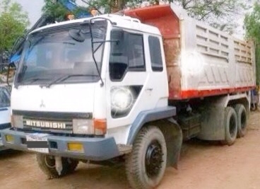 MITSUBISHI FUSO FN527S TURBO - 220 HP 6D16 TF 5006 สิบล้อดั๊มพ์ 2 เพลา กระบะดั๊มพ์เหล็ก 12 ตันของสามมิตรลอนเฉียงสภาพดีสวยพร้อมบรรทุกได้เลย เครื่องยนต์แรงดีเดิมๆ เกียร์ LOW-HI 10 SPEED ภายในเก๋งคอนโซลสวยครบ แอร์ พวงมาลัยเพาเวอร์ ระบบเบรคทริ๊ป ช่วงล่างคัชซี