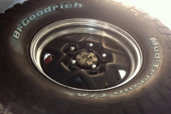 ขายยางใหม่ BF Goodrich Mud-terrain KM2 255 85 r16 ชุดสุดท้าย