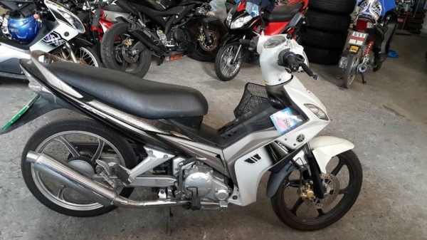 ขาย YAMAHA SPARK 135 ปี 49 สภาพดี,ล้อแม็ก,สตาร์ทมือ,ไม่มีครัช,เครื่องดี,ชุดสีใช้ได้,เล่มพร้อมโอน