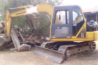 KOMATSU PC 71-7 รถบอดี้สวยพร้อมทำงานได้เลยครับ เครื่องยนต์อีซูซุ 4BD1 แรงดีไม่มีเยิ้มปั๊มเดิมทำงานได้เร็วดีครับ ภายในเก๋งคอนอุปกรณ์อยู่ครบครับคอนโทรลง่ายคล่องดี ภายนอกบูมอาร์มสวย เอวแน่น ช่วงล่างโรลเลอร์โซ่บูทใบแทรกสภาพดีประมาณ 60\% พร้อมใช้งาน เอกสารสัญญา