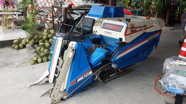 รถเกี่ยวข้าวพร้อมนวดข้าวในตัว แบบนั่งขับ เก่าญี่ปุ่น ISEKI Frontier 170 เครื่องยนต์ติดง่ายพร้อมใช้งาน ไม่เคยใช้งานในไทย รถเกี่ยวข้าวพร้อมนวดข้าวในตัว แบบนั่งขับ เก่าญี่ปุ่น ISEKI Frontier 170 เครื่องยนต์ติดง่ายพร้อมใช้งาน ไม่เคยใช้งานในไทย