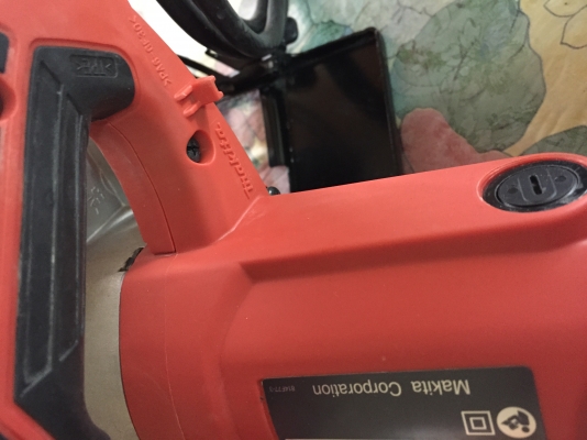 ขายเลื่อยวงเดือนผ่าไม้ขนาดใบ7"ยี่ห้อMaktecรุ่นMT583(1050W)สภาพสวยมาก ขายเลื่อยวงเดือนผ่าไม้ขนาดใบ7"ยี่ห้อMaktecรุ่นMT583(1050W)สภาพสวยมาก