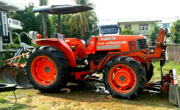 ขายรถไถKUBOTA M5000 สภาพสวยเดิมบาง เครื่องดี ระบบเกียร์ดี ระบบไฮโดลิคดี สีเดิม พร้อมใช้งาน เล่มทะเบียนพร้อมโอน สนใจโทร 090-8588220คุณนะ 093-3258446คุณบิวตี้ ID:narong498 หรือ www.truck.in.th/498 หรือfb:ณรงค์ ซื้อขายรถมือสอง(เว็บไซต์ส่วนตัว)