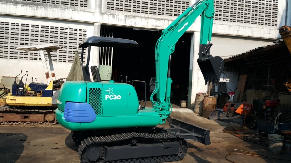 รถขุด KOMATSU รุ่น PC30-7-  อะไหล่หาง่าย ทำงานไว สลักแน่น มือสอง นำเข้าจากญี่ปุ่น มือถือ/LINE ID :0818753444