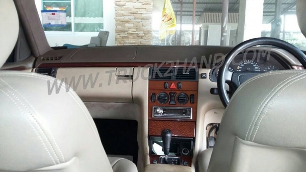 รถเก๋ง ยี่ห้อ BENZ แบบ E 200 CL  ใช้เชื้อเพลิง เบนซิน และ ก๊าซ NGV