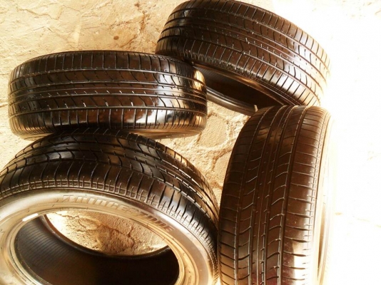 ยางขอบ16 บริดสโตน 205-55-R16ลงพื้นปลายปี13(4เส้น3,900บ)ดอกหนามาก95\%