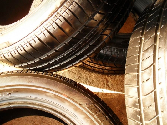 ยางขอบ16 บริดสโตน 205-55-R16ลงพื้นปลายปี13(4เส้น3,900บ)ดอกหนามาก95\%