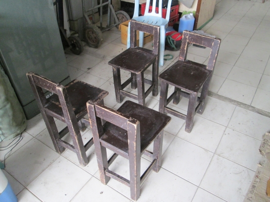เฮียเพลินชลบุรี  คุณครับ  เก้าอี้ไม้เนื้อเต็ม  4 ตัว  โรงเรียนรุ่นเก่า  ขาย 1600บาท
