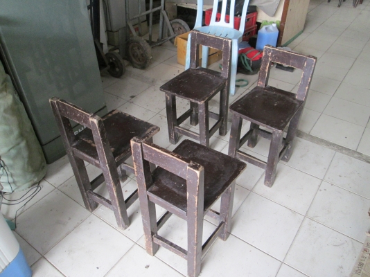 เฮียเพลินชลบุรี  คุณครับ  เก้าอี้ไม้เนื้อเต็ม  4 ตัว  โรงเรียนรุ่นเก่า  ขาย 1600บาท